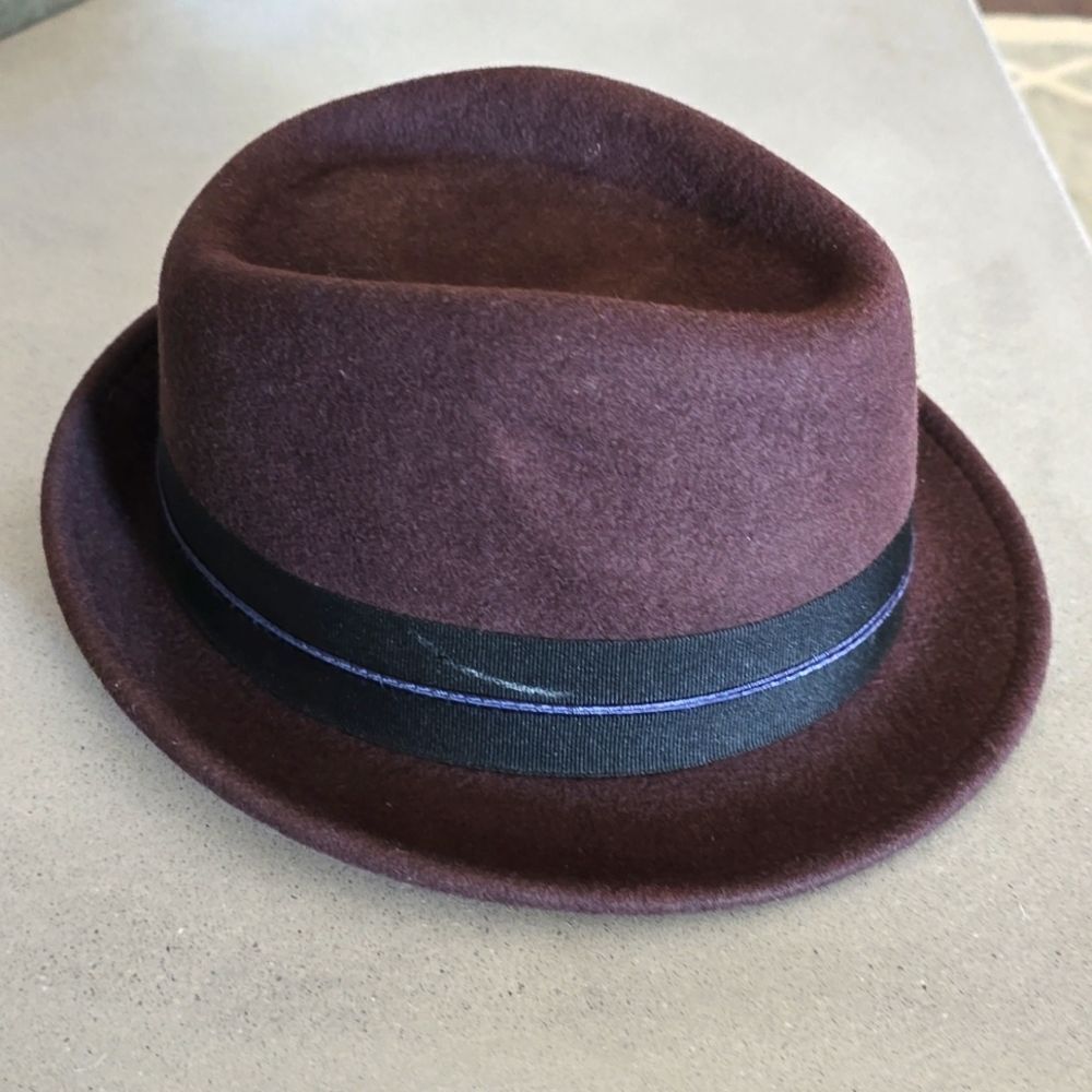 -‎ Biltmore 1917 brown wool felt feather fedora hat, size Medium (missing)